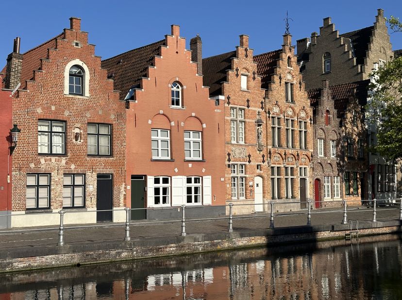 Exclusieve 17e-eeuwse trapgevelwoning aan de reien &lt;br /&gt;
In één van de meest idyllische en gegeerde buurten van het historisch centrum van Brugge, la